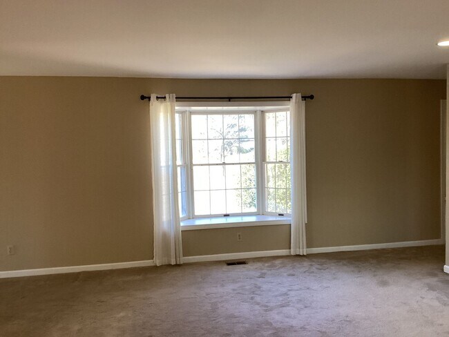 Building Photo - Beautiful Brick Ranch in Desirable Golf Course Community