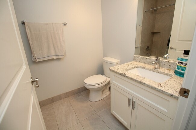 Building Photo - 1609 W Warren Blvd