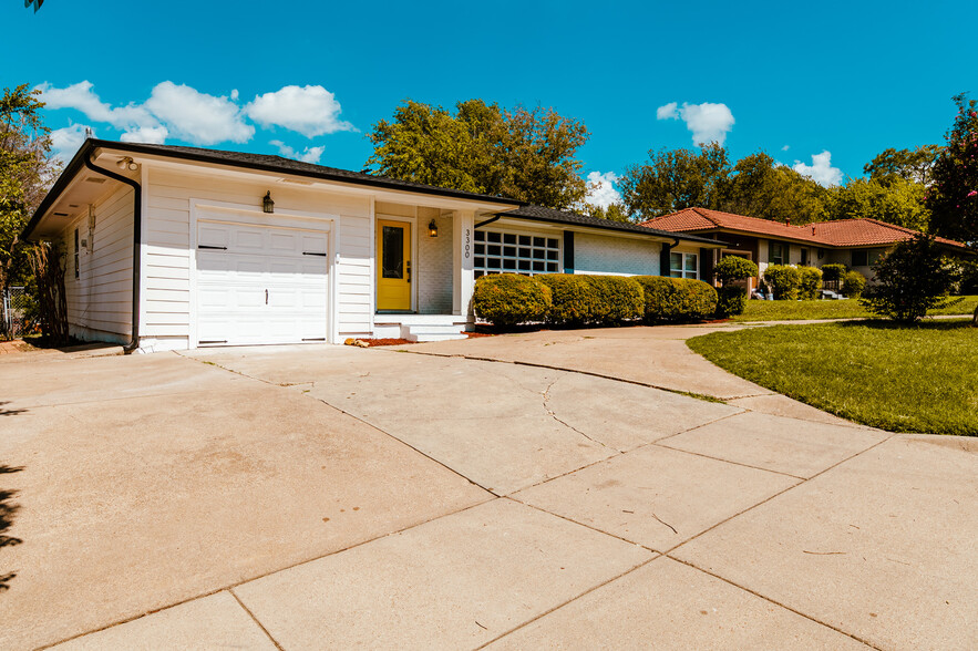 Large circular driveway - 3300 Medina Avenue