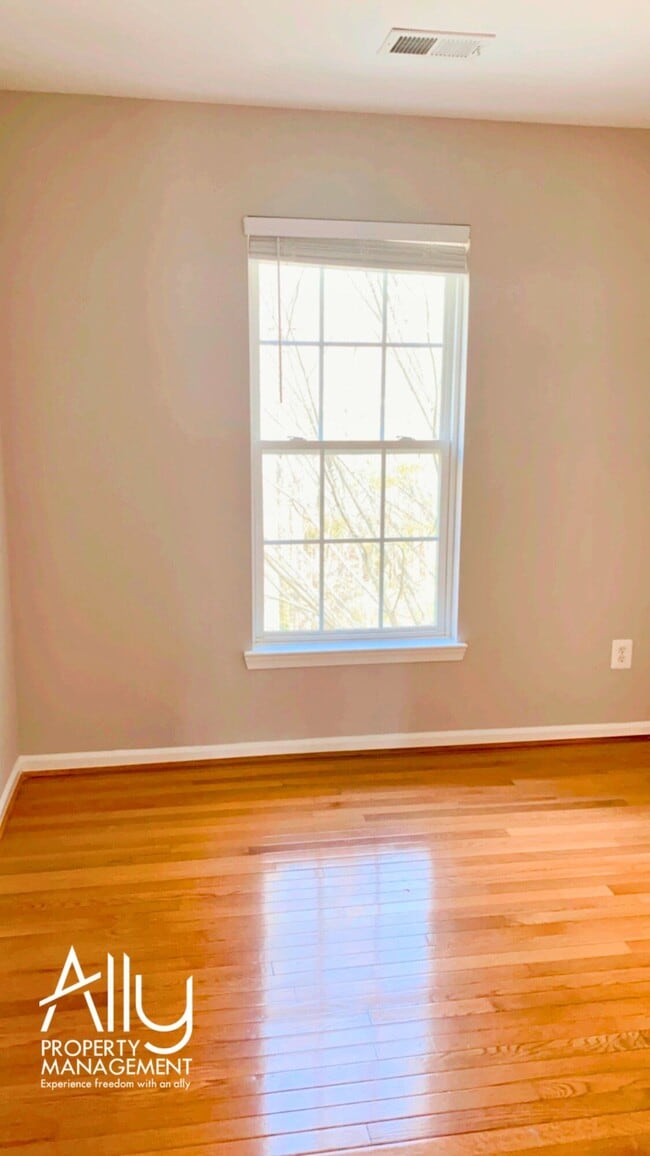 Building Photo - 908 Rainier Rd