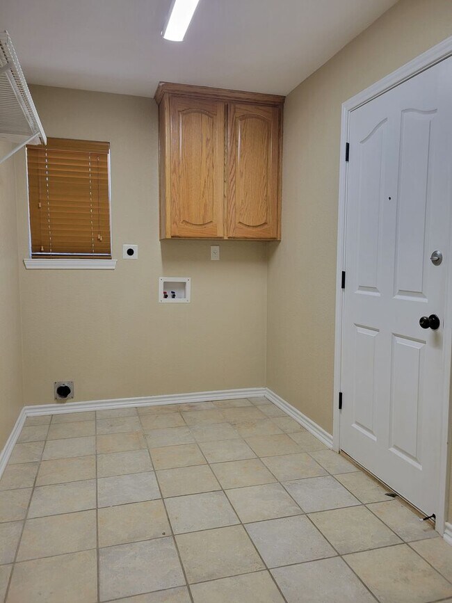 Building Photo - Huge 1/2 acre lot on cul de sac!  White Rock Estates!