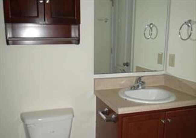Building Photo - 661 Bartons Landing Pl
