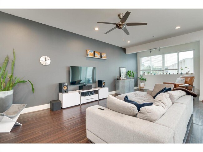 Building Photo - 604 N Bluff Dr