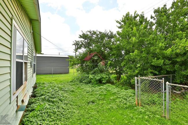 Building Photo - 3 Bedroom With Fresh Updates!
