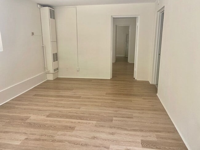 Building Photo - Charming Renovated 1BR – Water & Parking I...