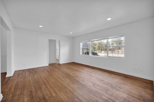 Building Photo - Stunning 3-Bedroom, 2-Bath Home in Desirable Mandarin Neighborhood!