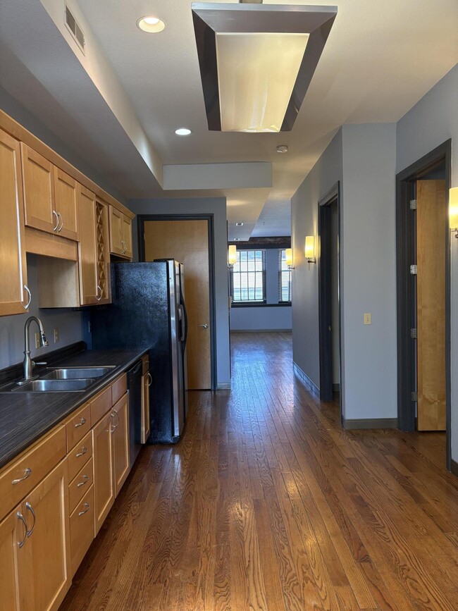 Building Photo - 1106 E Broadway