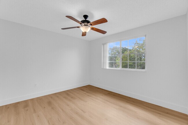 Building Photo - 400 Crestwood Ct N