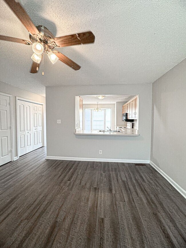 Building Photo - 205 Tree Line Dr