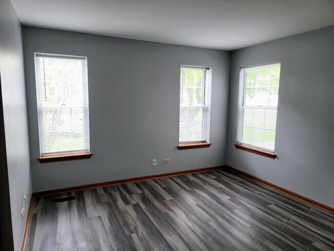 Building Photo - 600 W Streamwood Blvd