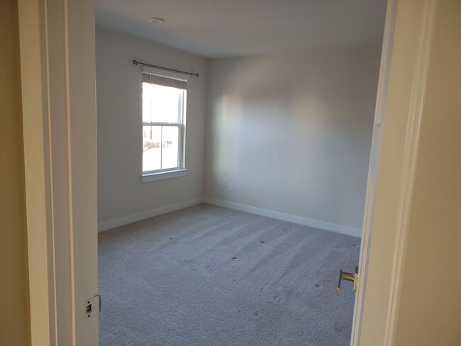 Building Photo - Superlative 6 Bedroom, 5 Bathroom Home in ...