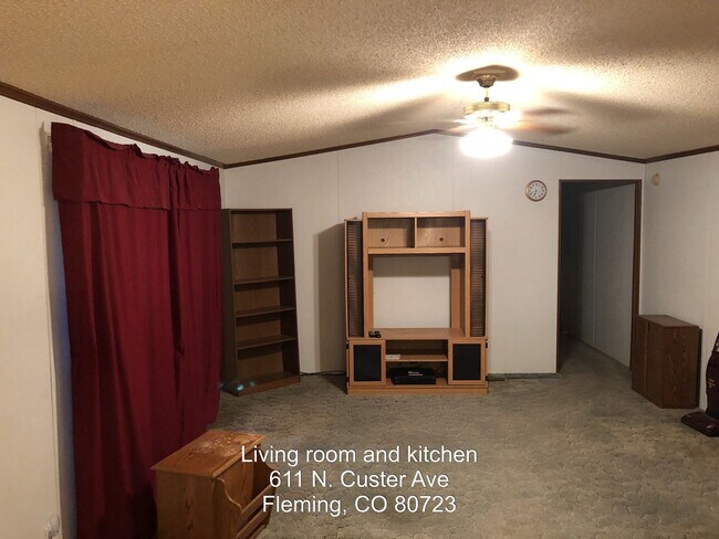 Building Photo - 611 N Custer Ave