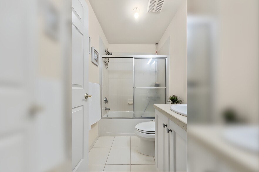 Hallway Full Bath - 107 Brittany Ct