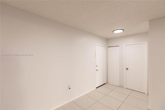 Building Photo - 4152 Inverrary Dr