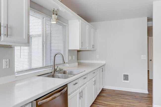 Building Photo - Dewey Duplex