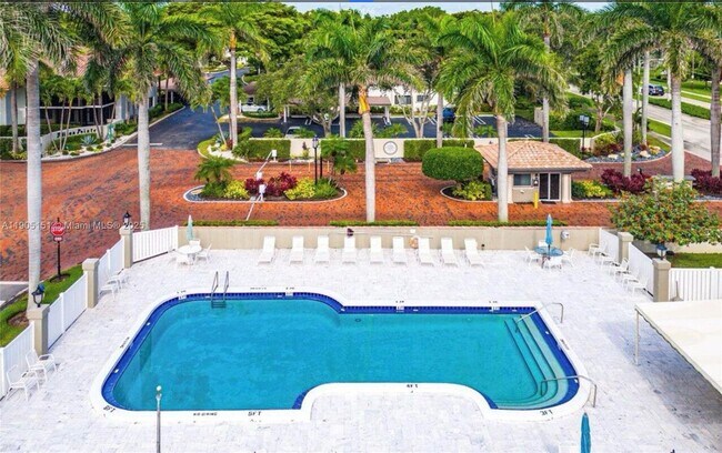 Building Photo - 484 Commodore Cir