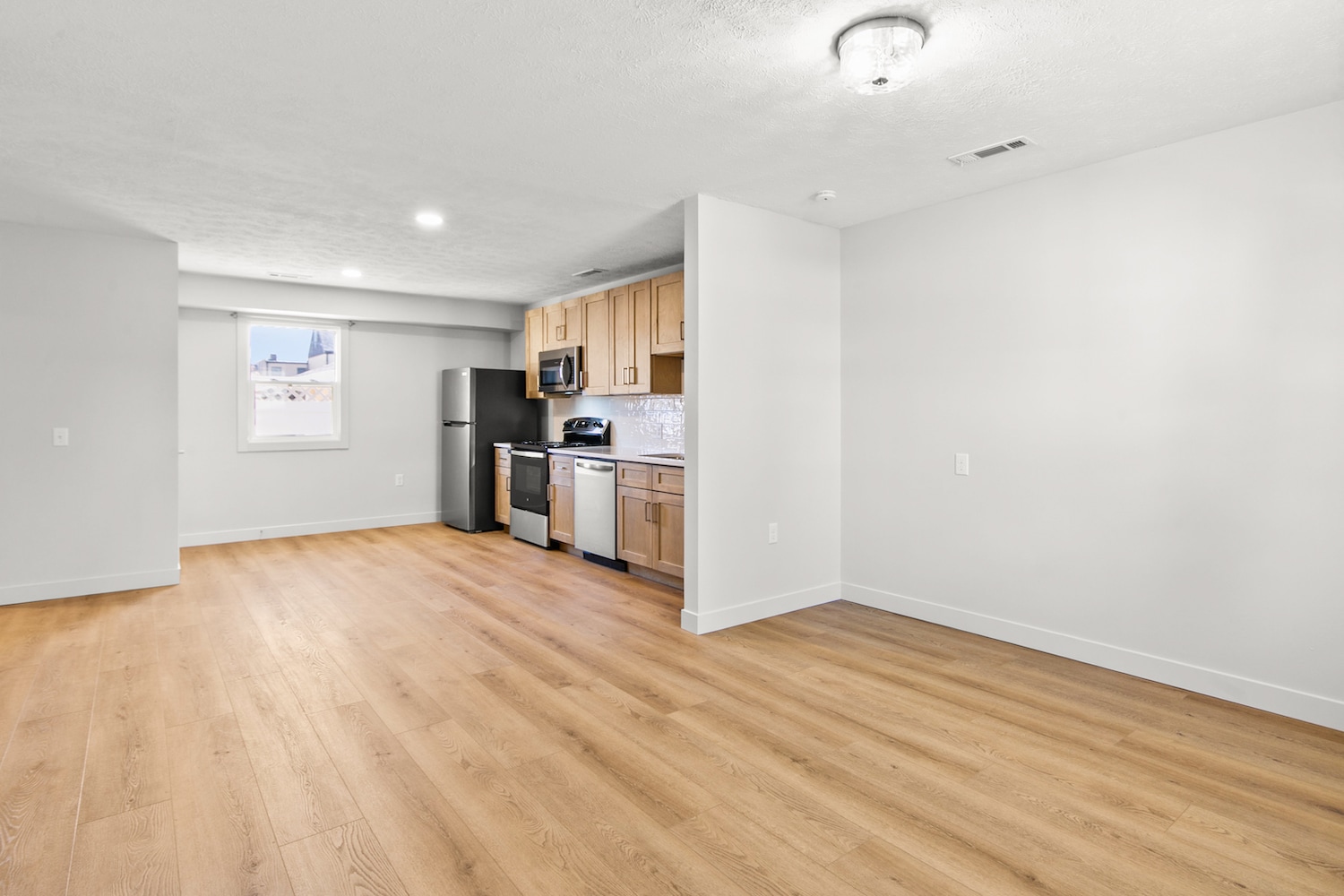 Living Area - 425 W Lincoln St