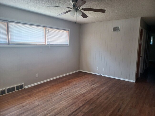 Building Photo - Lovely 3 bedroom / 1 bath home on Northwest side