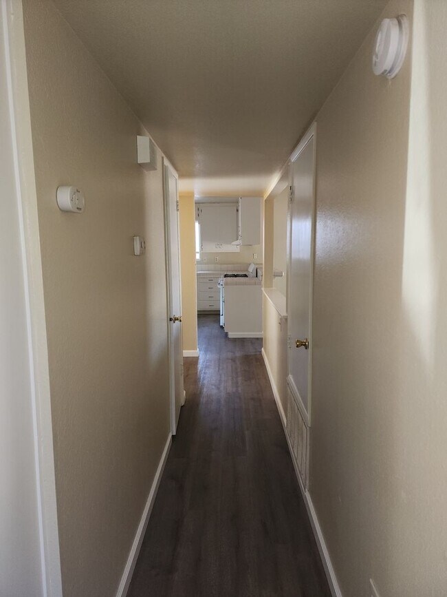 Building Photo - 3 Bedroom 2 Bathroom with Garage and Washe...