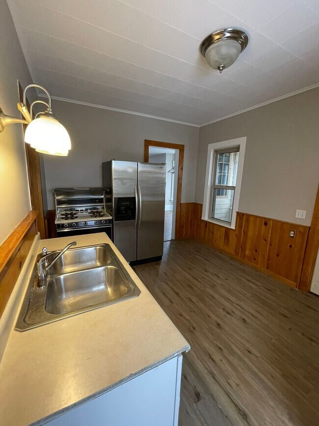 Primary Photo - 118 S 8th St