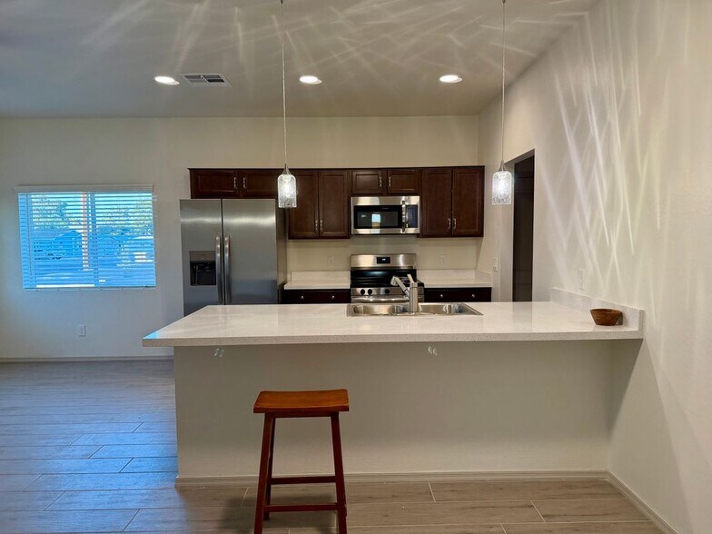 Building Photo - 1528 E Grovers Ave