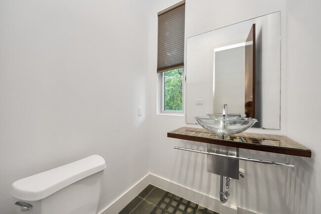 Building Photo - 1610 Calumet St