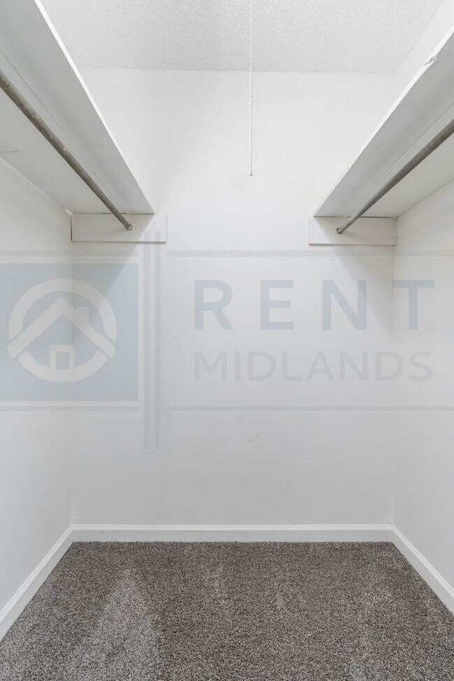 Building Photo - COMING SOON: Newly Renovated 2 Bedroom Apartments Near Costco!