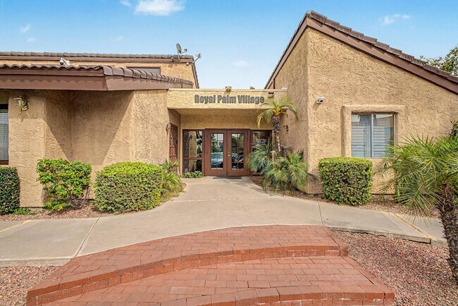 Building Photo - 2121 W Royal Palm Rd