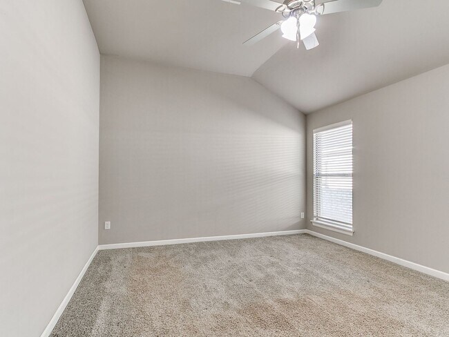 Building Photo - 3 bedroom, 2 bathroom, 2 car garage