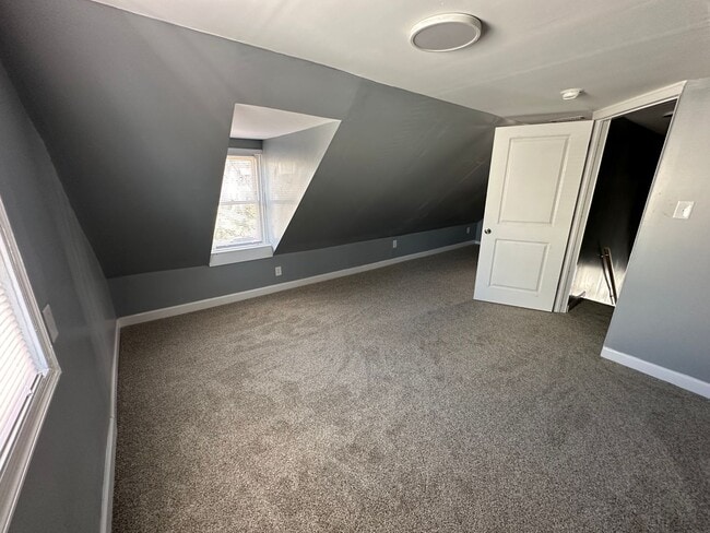 Building Photo - 3 bed 2 bath house on North Side! All electric, Central Air, laundry included, big yard