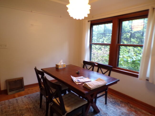 Building Photo - 4621 NE Royal Ct