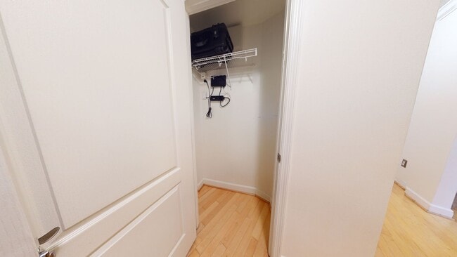Building Photo - Logan Circle One Bedroom One Bath With Lar...