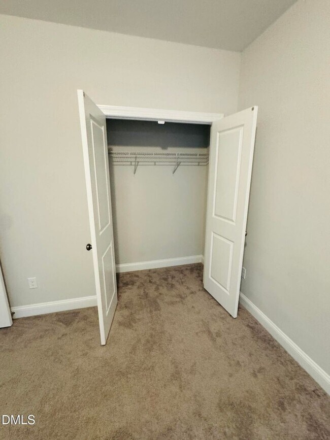 Building Photo - Stunning 4 Bedroom 3 Bathroom Single Family Home with 1st floor office w/ FREE high-speed interne...