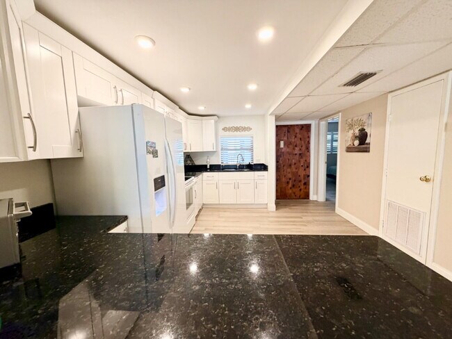 Building Photo - "Seaside Elegance: Fully Furnished 2-Bed, 2-Bath Condo with Granite Finishes & Guest Suite at Coc...