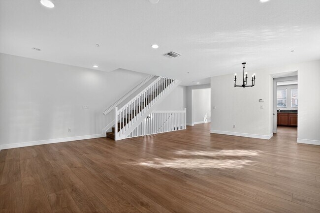 Building Photo - 4 Bedroom Townhome in West Palm Beach