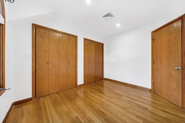 Building Photo - 16 Carthay Cir