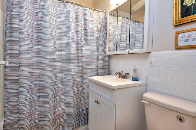 Building Photo - 2109 NE 26th St