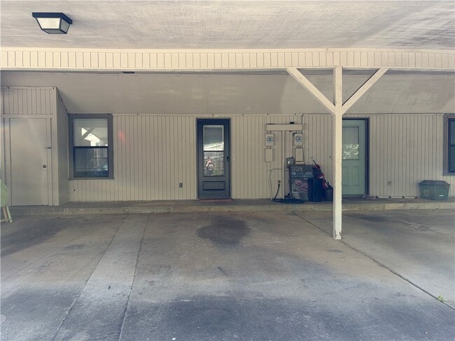 Building Photo - 2213 N Crossover Rd