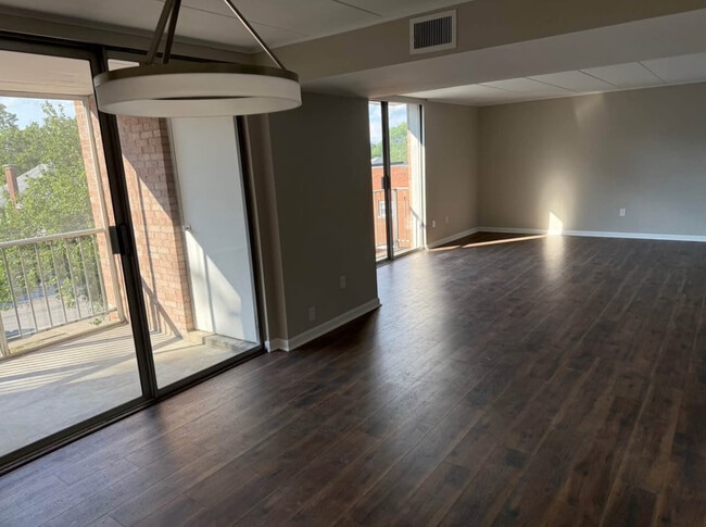 Building Photo - 822 N Fort Thomas Ave