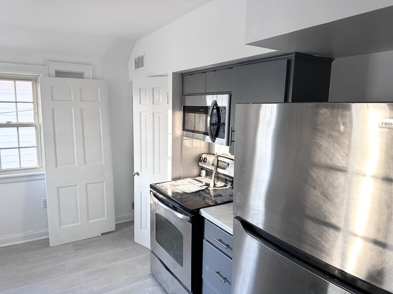 Kitchen - 4453 N Marlborough Dr