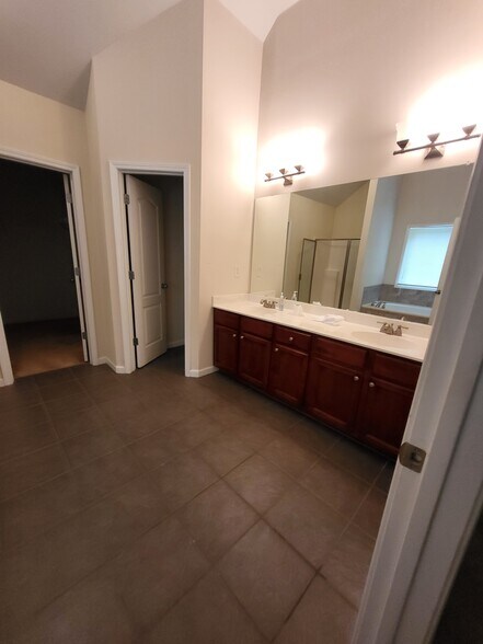 Building Photo - 316 Yorkshire Trce