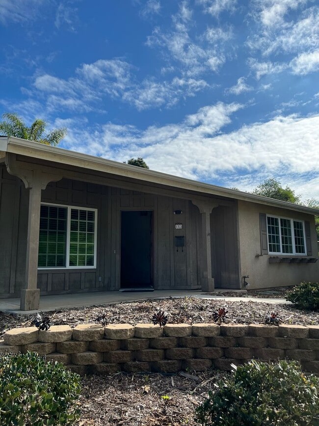 Building Photo - 153 Las Flores Dr