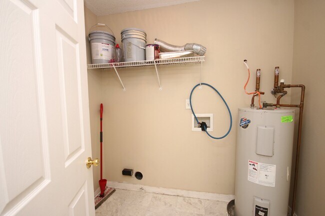 Building Photo - 3BR/2BA Home Near UWF – Wood-Look Flooring, Galley Kitchen, Pet Friendly!