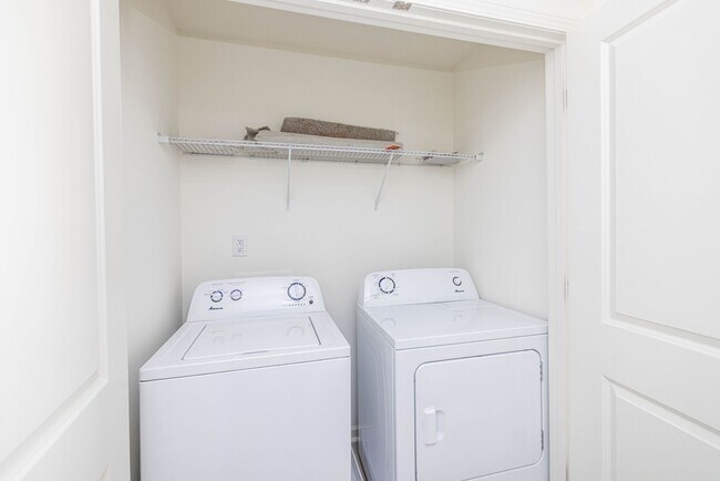 Building Photo - Charming 3-Bedroom Townhome Near Jack Alexander Blvd - APRIL MOVE IN SPECIAL