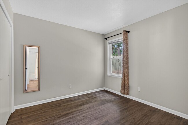 Building Photo - Charming 2Bed Near Piney Green & Camp Lejeune