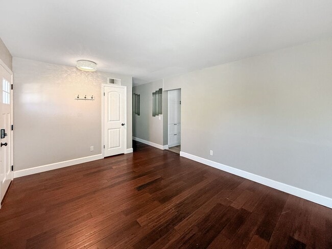 Building Photo - Newly Remodeled 3B 2BA Home w/ Putting Gre...