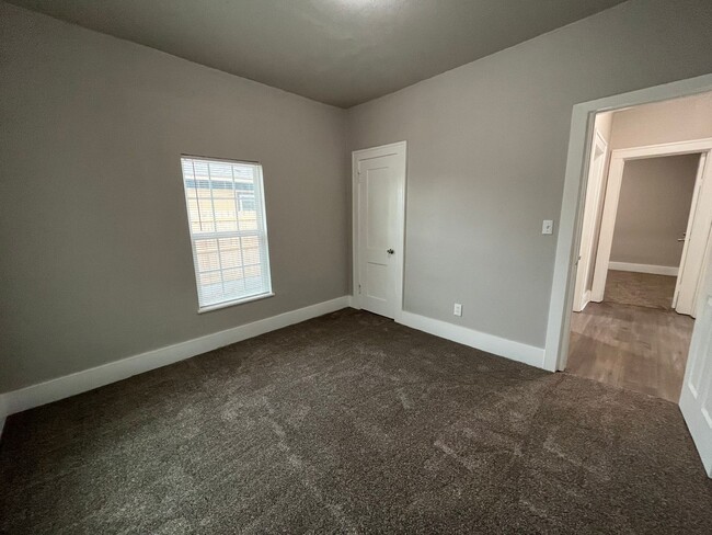 Building Photo - 3 bedroom 2 bath!