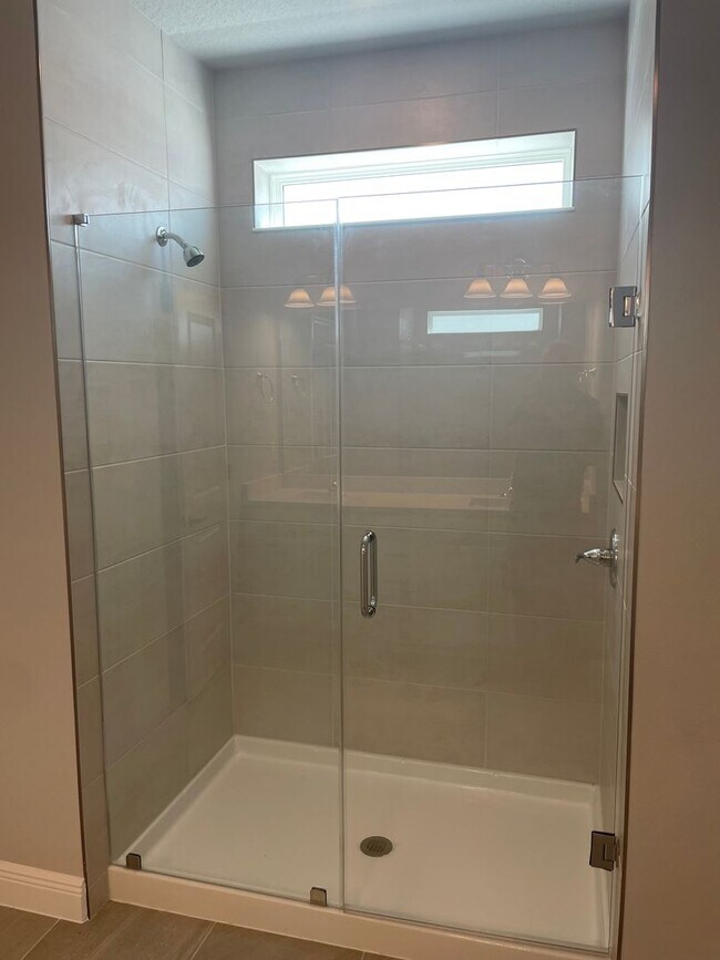 Building Photo - Annual Unfurnished 3 Bedroom, 3.5 Bathroom Townhome adjacent to Downtown Sarasota