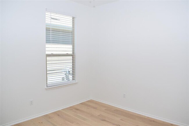Building Photo - 409 English Oak St