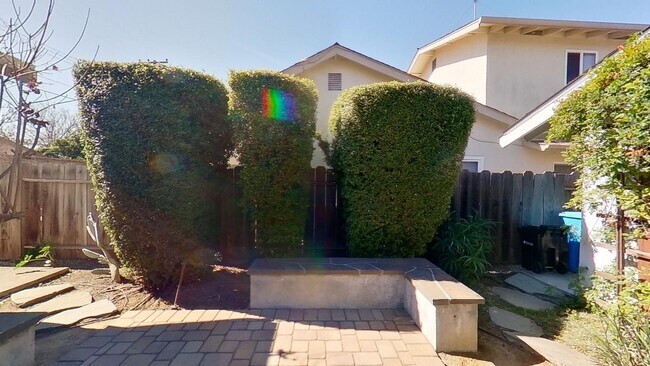 Building Photo - Beautiful Santa Clara home with fenced bac...